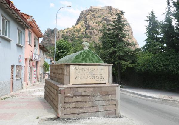 Afyonkarahisar'da yol ortasında kalan türbe