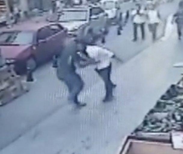 Kadıköy'de bıçakladığı arkadaşını darbetti
