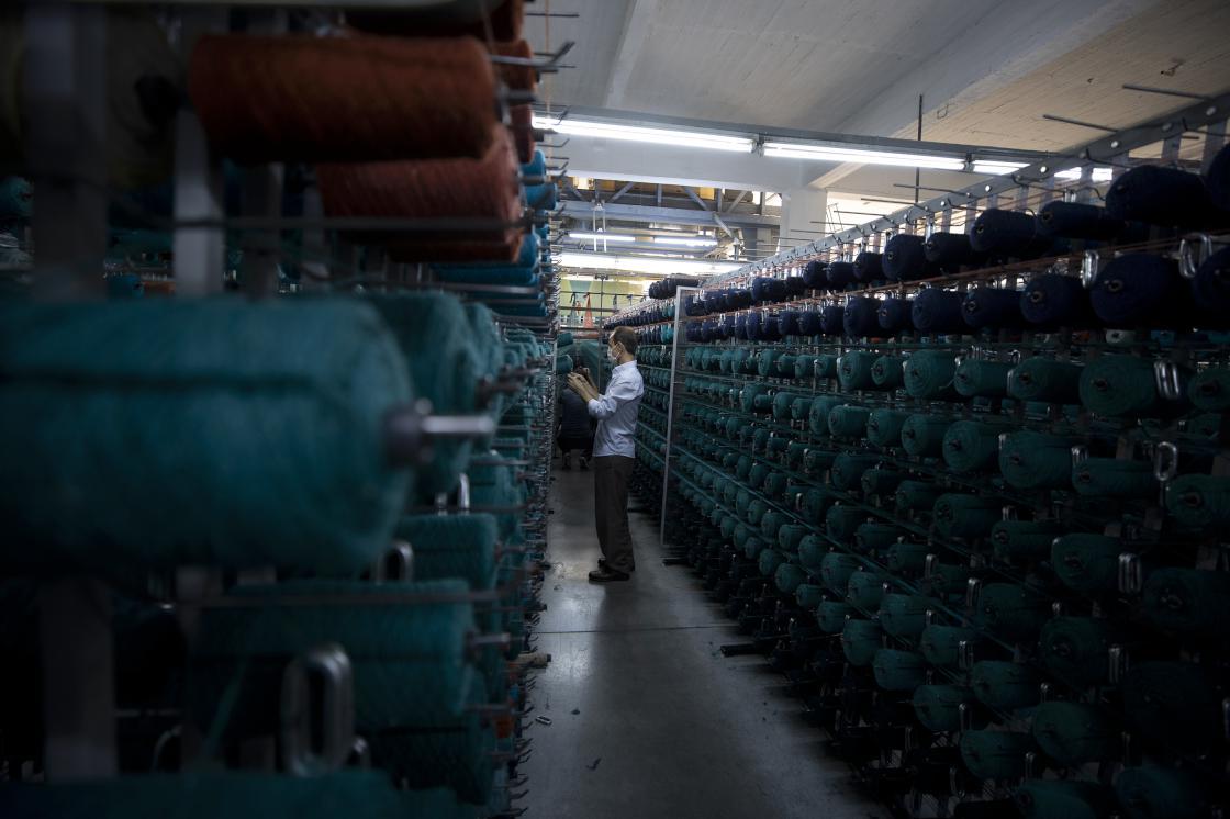 Manisa'da, Ayasofya Camii'nin halıları için yoğun mesai