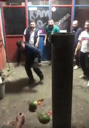Trabzon'da top yerine karpuza kafa atan adam