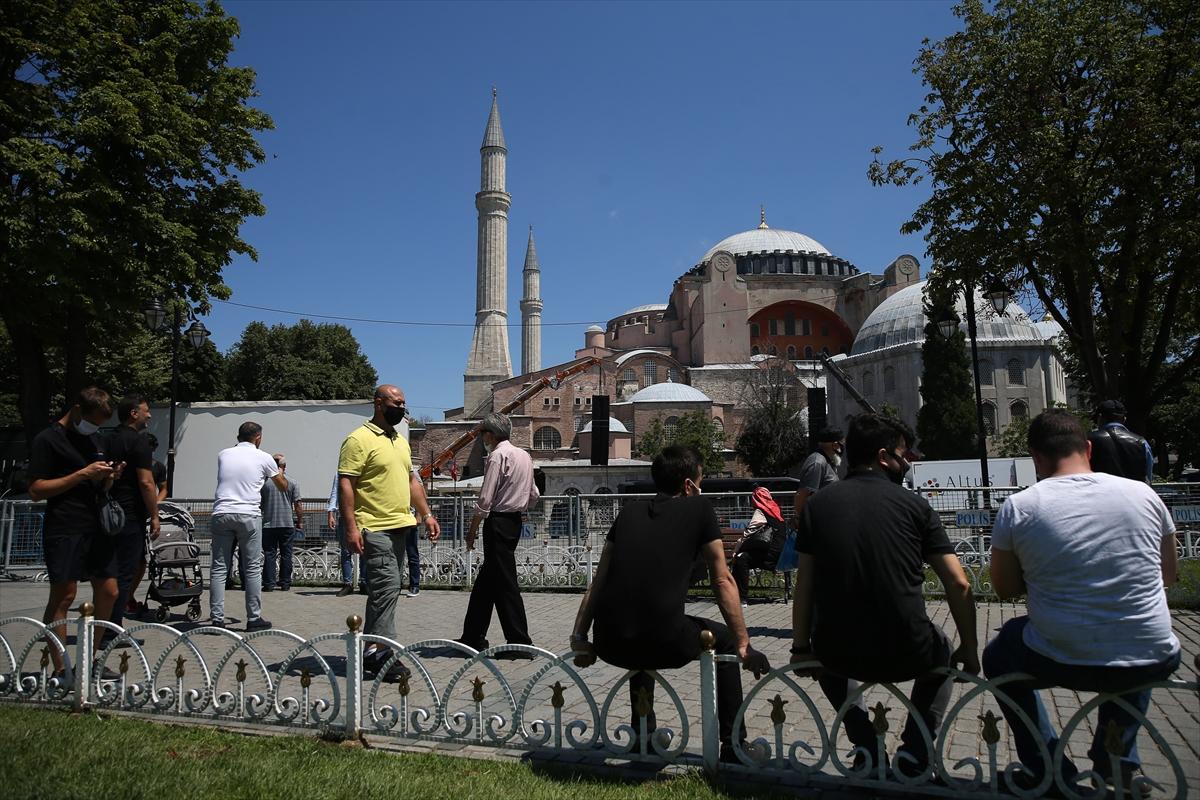 İBB Ayasofya'da seccade dağıtacak