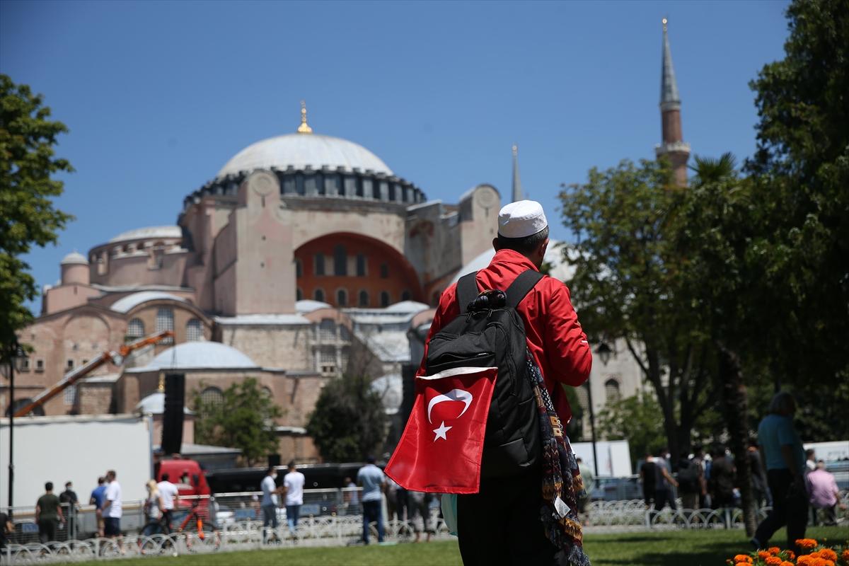 İBB Ayasofya'da seccade dağıtacak