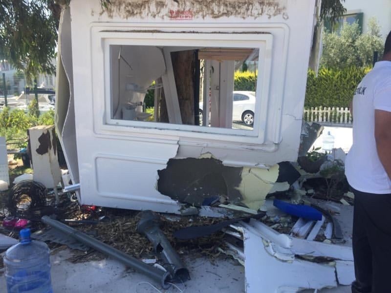 İzmir'de otomobil, güvenlik kulübesine girerek durdu