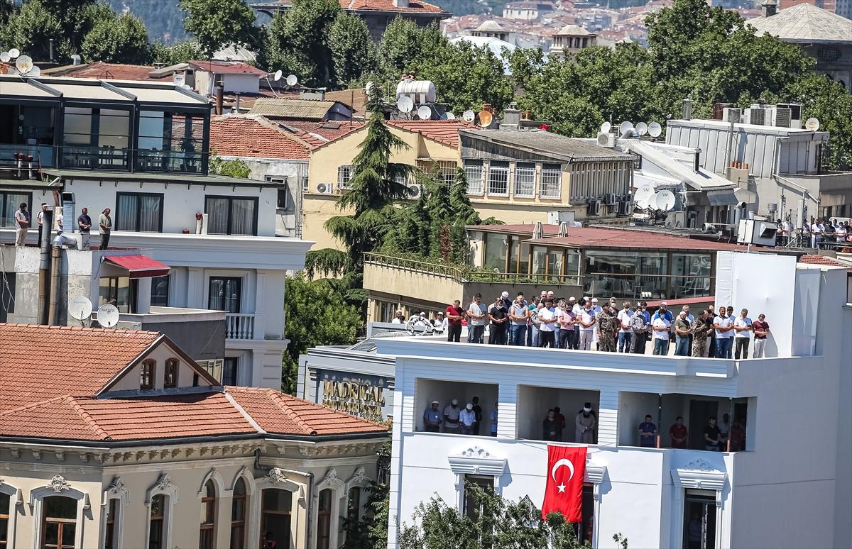 Ayasofya Camii'nde ilk namaza yoğun katılım
