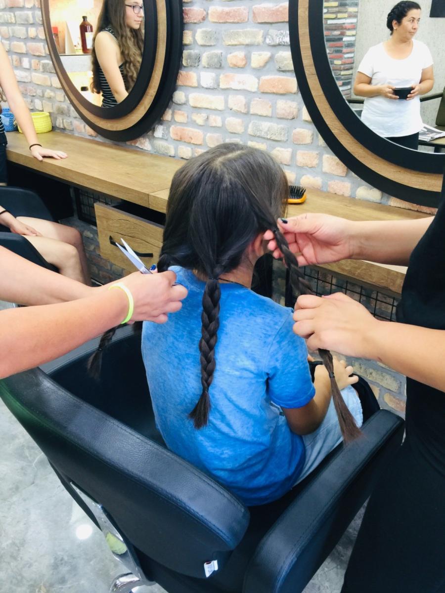 Antalyalı Güçlü, saçlarını kanser hastalarına bağışladı