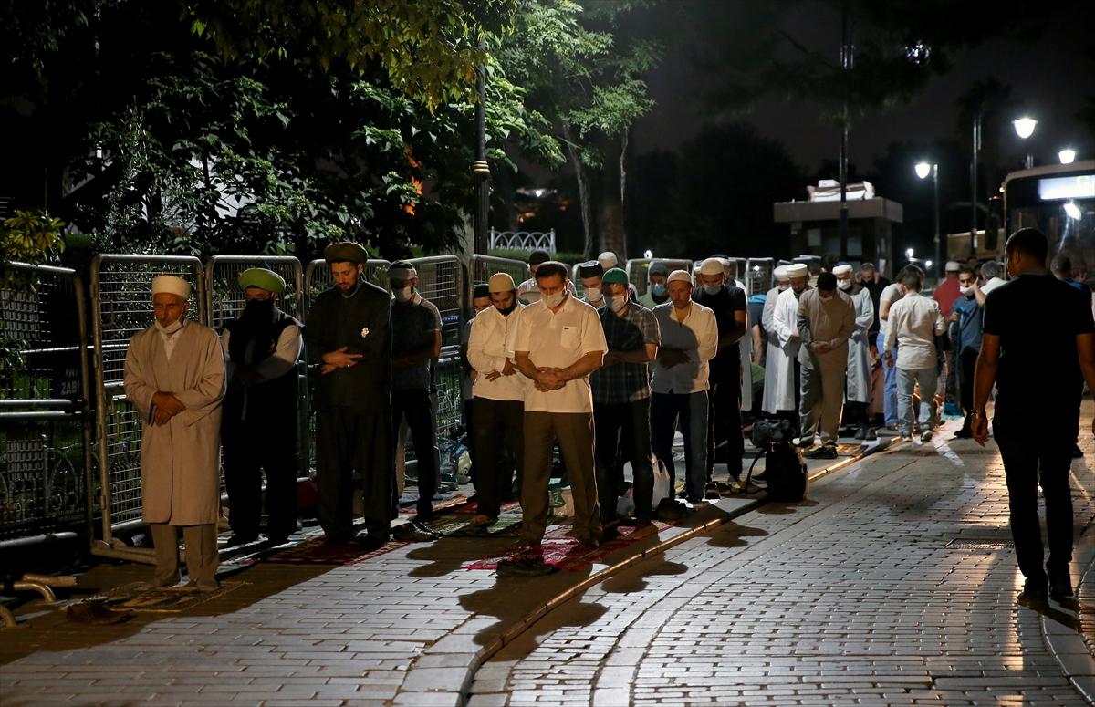 Ayasofya çevresinde sabah namazı kılındı
