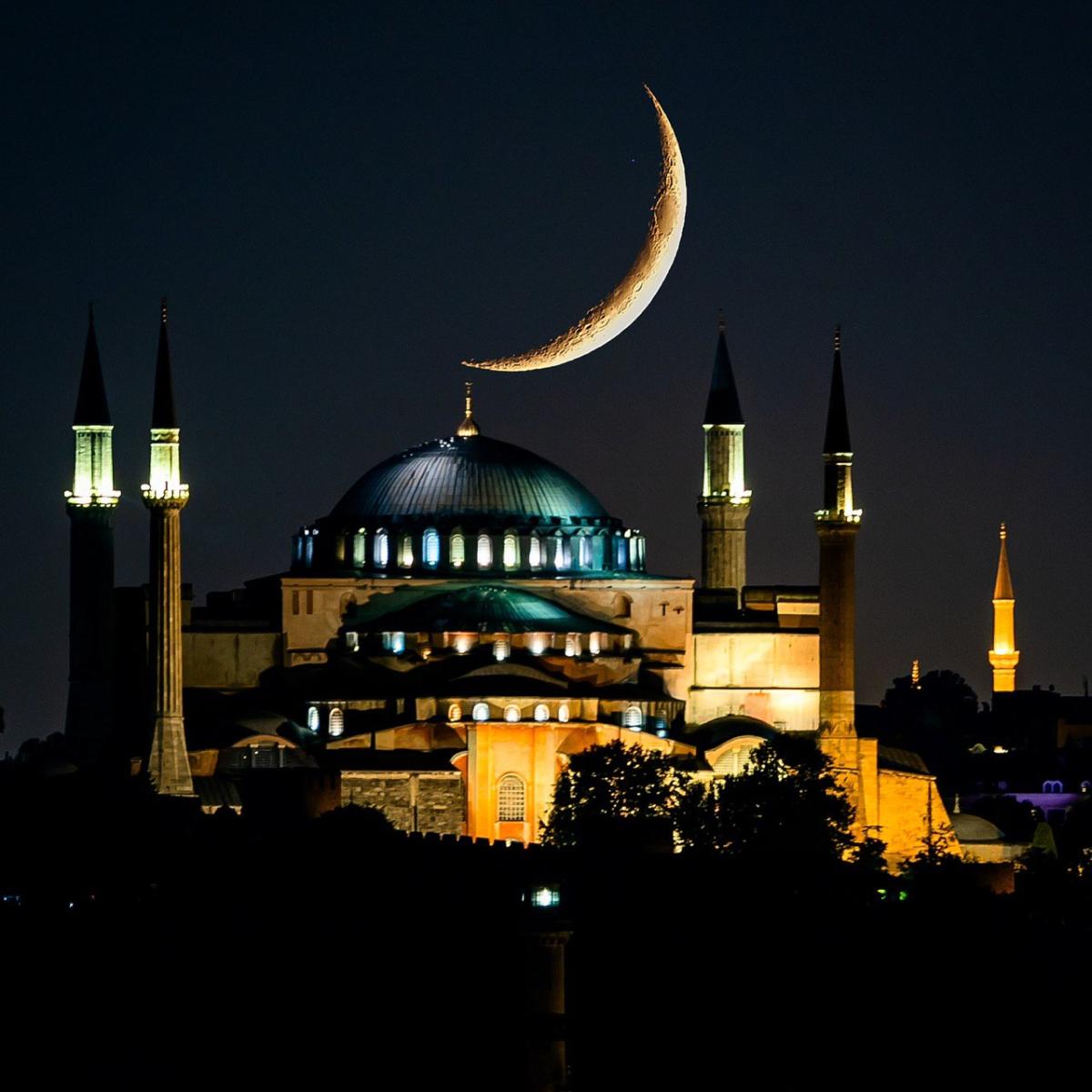 Ayasofya Camii ile hilalin buluştuğu kareler