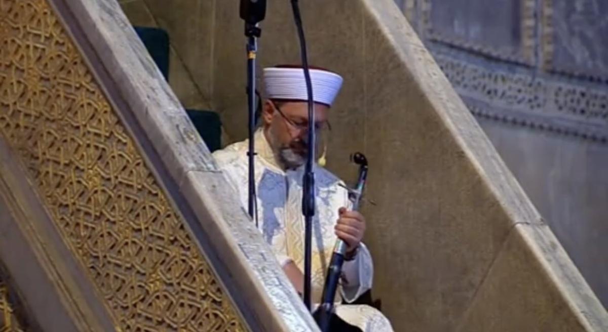 Ali Erbaş, Ayasofya'da hutbeyi elinde kılıçla okudu
