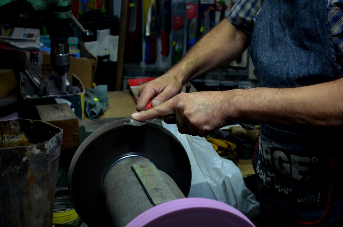 Manisa'da 42 yıllık bıçak bileme ustasının bayram mesaisi