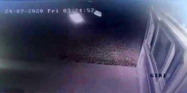 İzmir'de otomobil, güvenlik kulübesine girerek durdu