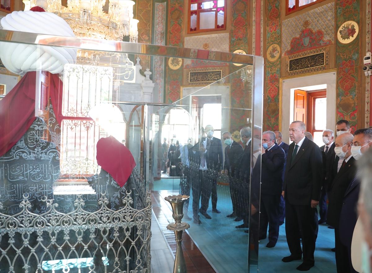 Cumhurbaşkanı Erdoğan namazdan sonra Fatih'in türbesinde