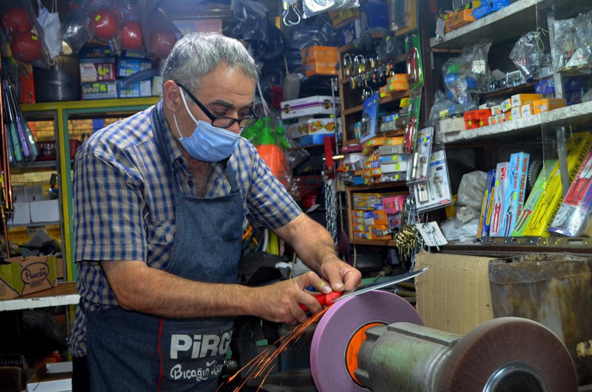 Manisa'da 42 yıllık bıçak bileme ustasının bayram mesaisi