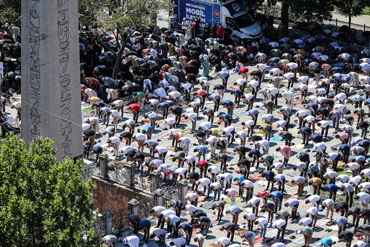 Ayasofya Camii'nde ilk namaza yoğun katılım