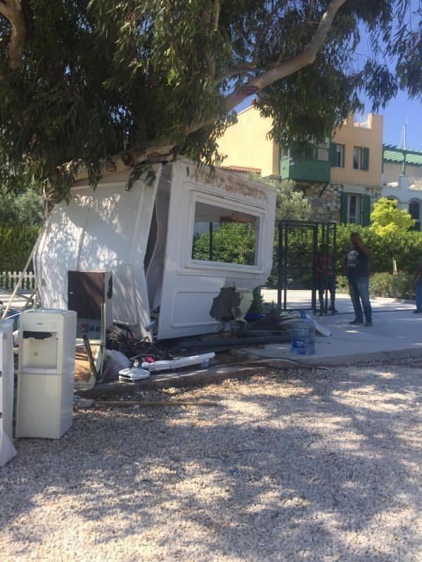 İzmir'de otomobil, güvenlik kulübesine girerek durdu