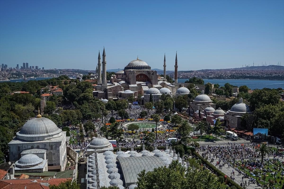 Ayasofya Camii'ne girişler durduruldu