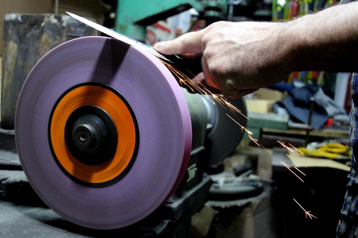 Manisa'da 42 yıllık bıçak bileme ustasının bayram mesaisi