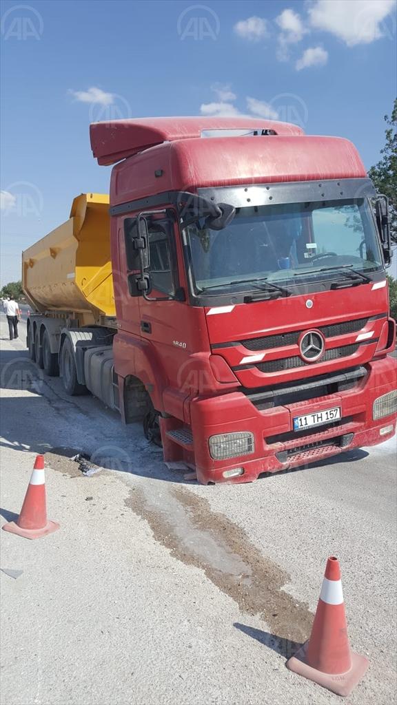 Eskişehir'de seyir halindeki kamyonun tekeri fırladı