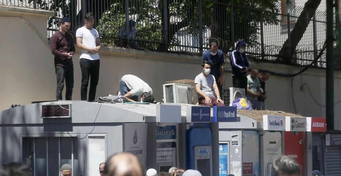 Ayasofya Camii'nde ilk namaza yoğun katılım