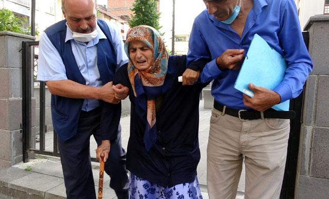 Trabzon’da 87 yaşındaki annesini dövüp sokağa attı