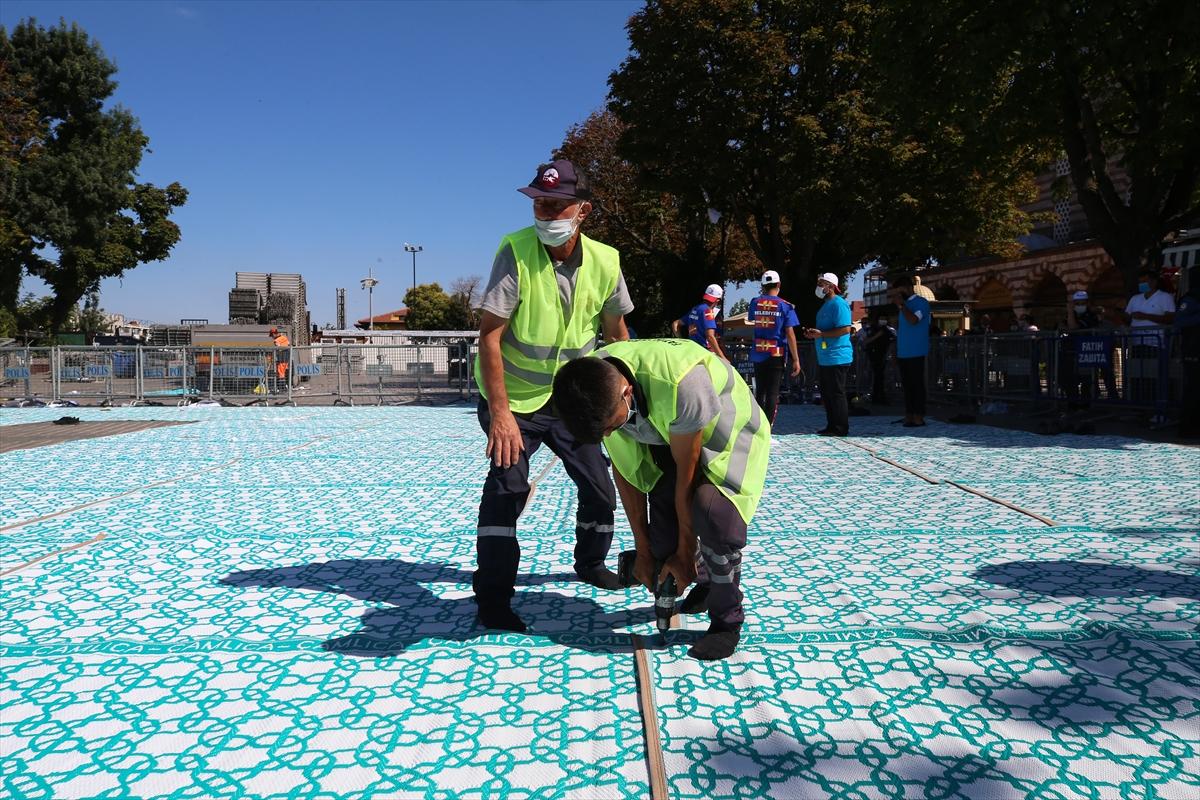 Ayasofya Camii'nin meydanına cemaat için hasır serildi