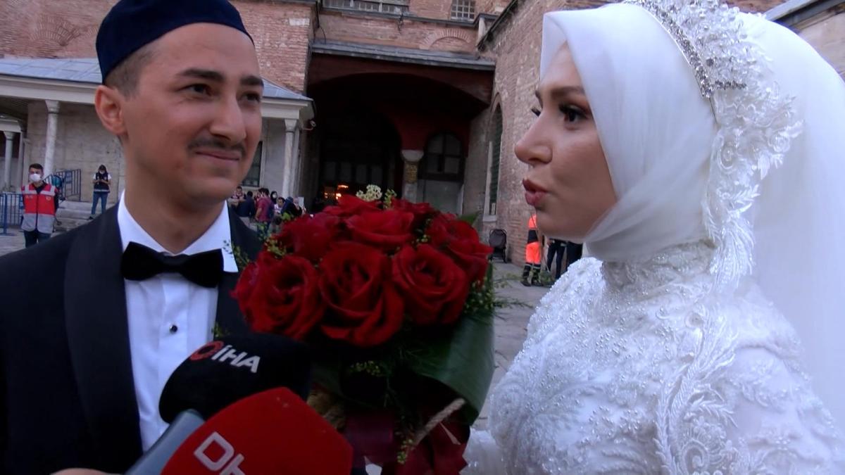 Ayasofya Camii'ni gelinlik ve damatlıkla ziyaret ettiler