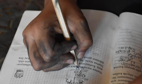 Sivas'ta küçük Tuana oto tamircisi babasına yardım ediyor