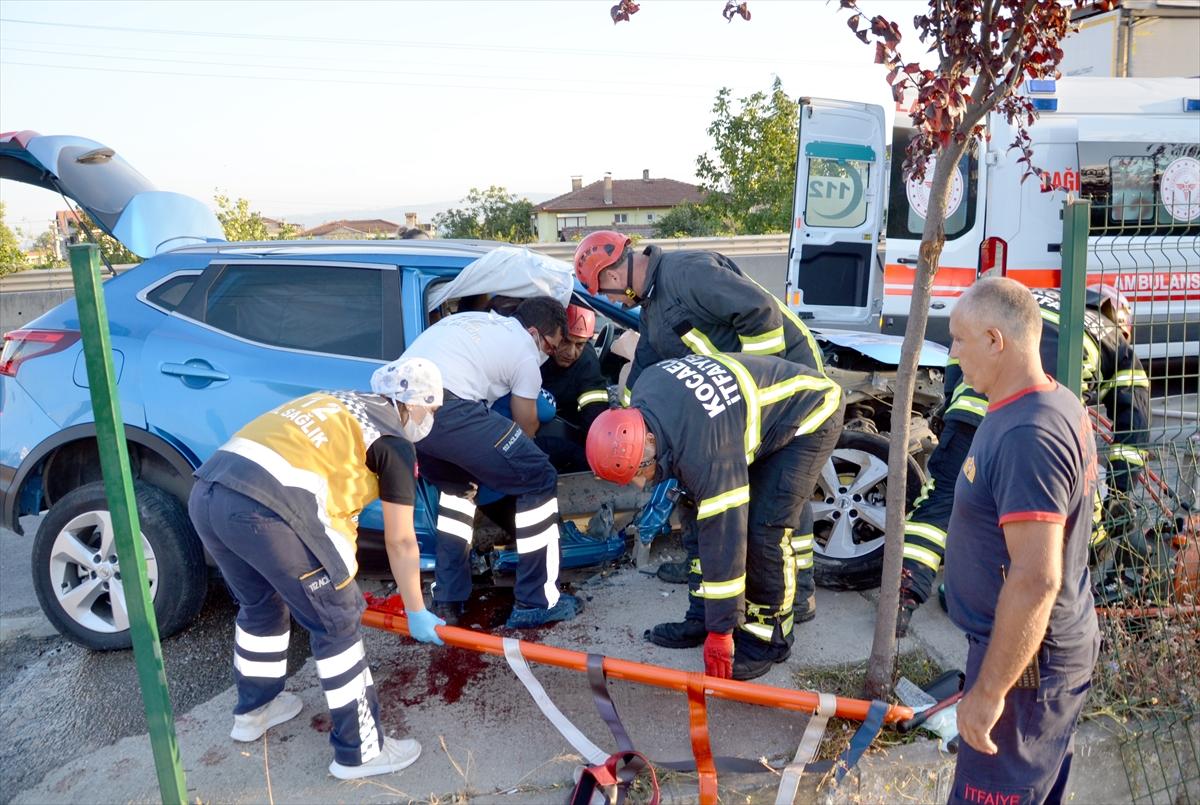 Kocaeli'de cip bariyerlere çarptı: 4 yaralı