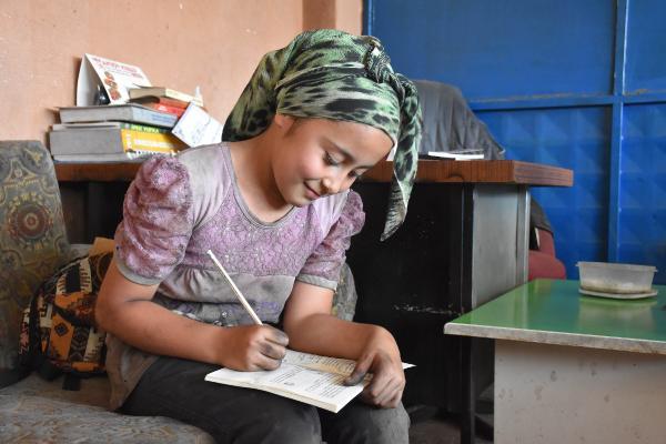 Sivas'ta küçük Tuana oto tamircisi babasına yardım ediyor