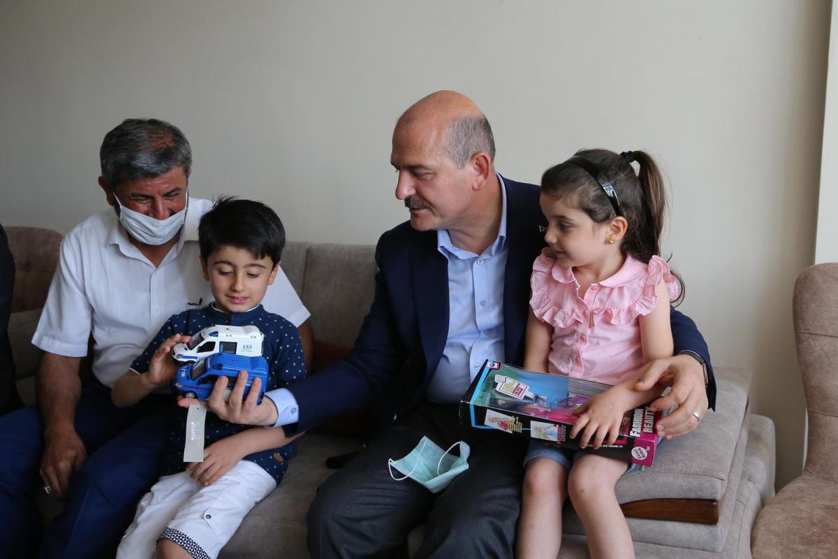 Bakan Soylu’dan şehit ikizlerin ailesine ziyaret