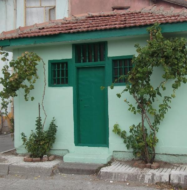 Çorum'da yola engel asırlık türbe kaldırıldı