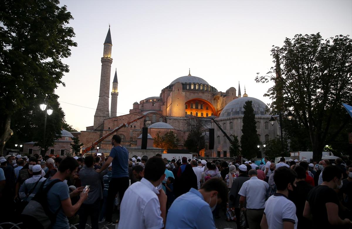 Ayasofya'da ilk sabah namazı eda edildi