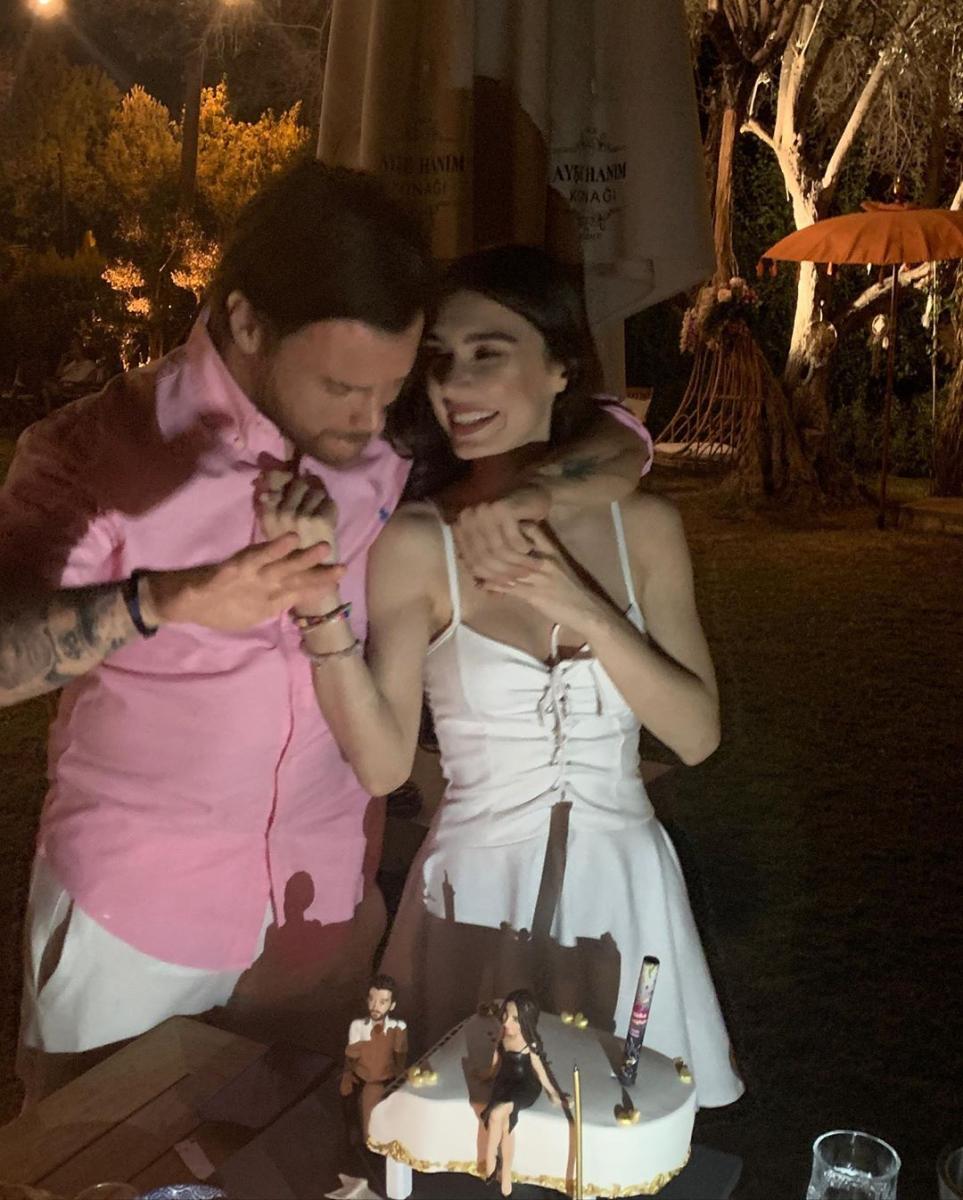 Sinan Akçıl, Burcu Kıratlı’ya evlilik teklif etti