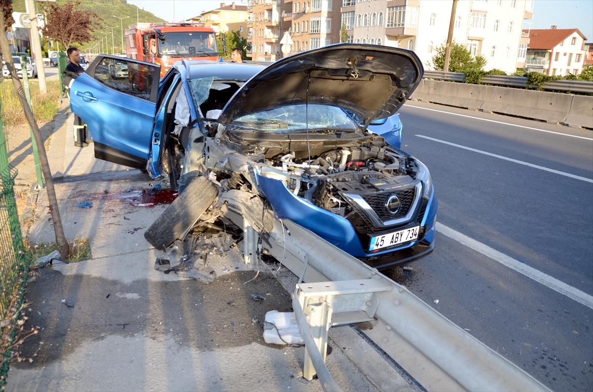 Kocaeli'de cip bariyerlere çarptı: 4 yaralı
