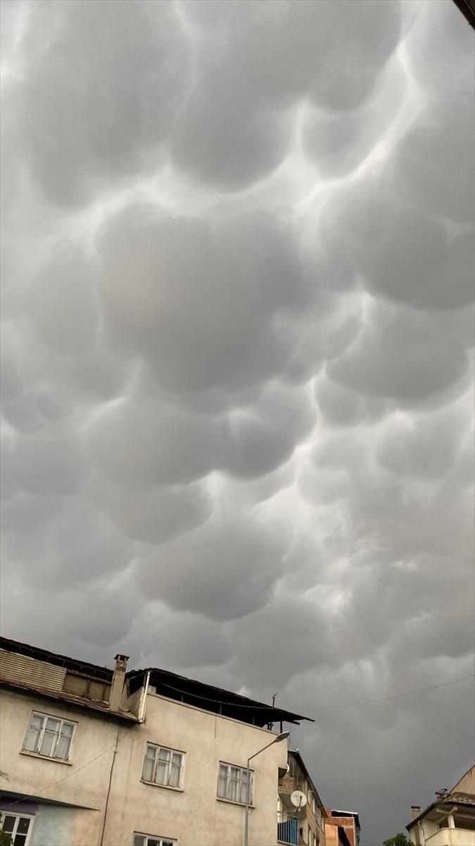 Erzurum'da bulutlar büyüleyici görüntüler oluşturdu