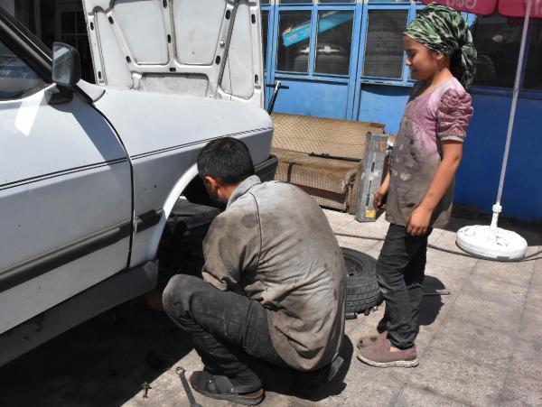 Sivas'ta küçük Tuana oto tamircisi babasına yardım ediyor