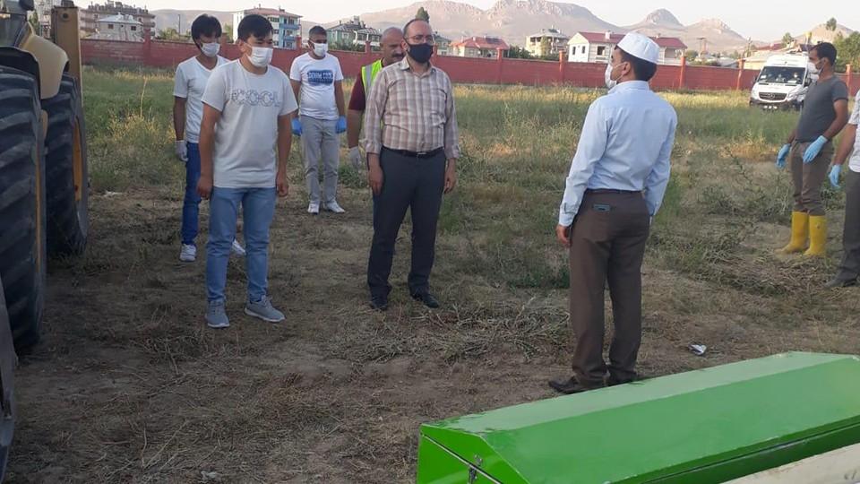 Van'da ölen 21 göçmen kimsesizler mezarlığına defnedildi
