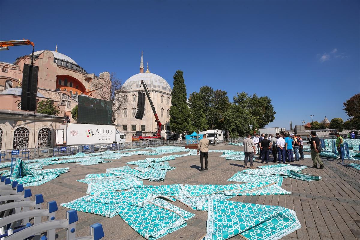 Ayasofya Camii'nin meydanına cemaat için hasır serildi
