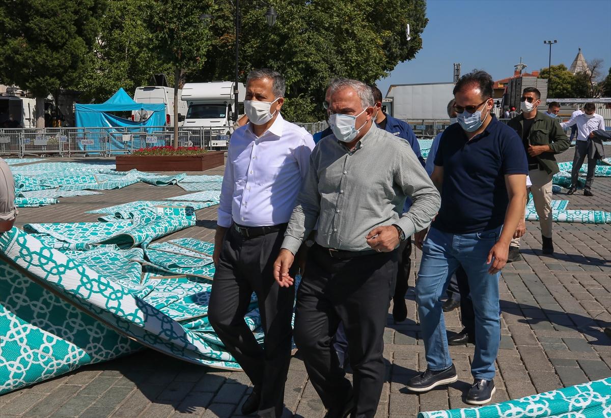 Ayasofya Camii'nin meydanına cemaat için hasır serildi