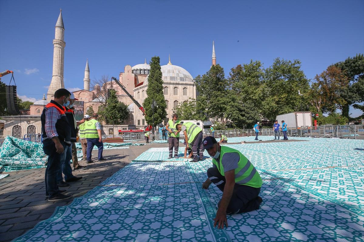 Ayasofya Camii'nin meydanına cemaat için hasır serildi