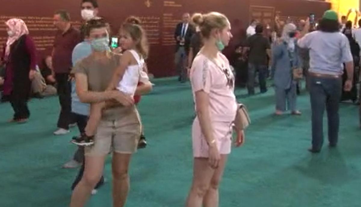 Ayasofya'ya yerli ve yabancı turist akını