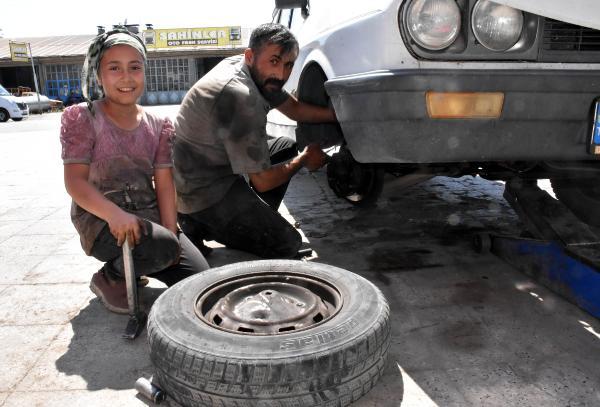Sivas'ta küçük Tuana oto tamircisi babasına yardım ediyor