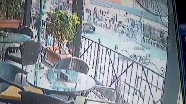 Mersin'de kaza yapan aracın dükkana girme anı kamerada