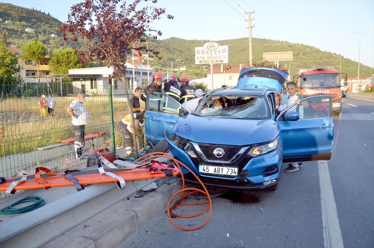 Kocaeli'de cip bariyerlere çarptı: 4 yaralı