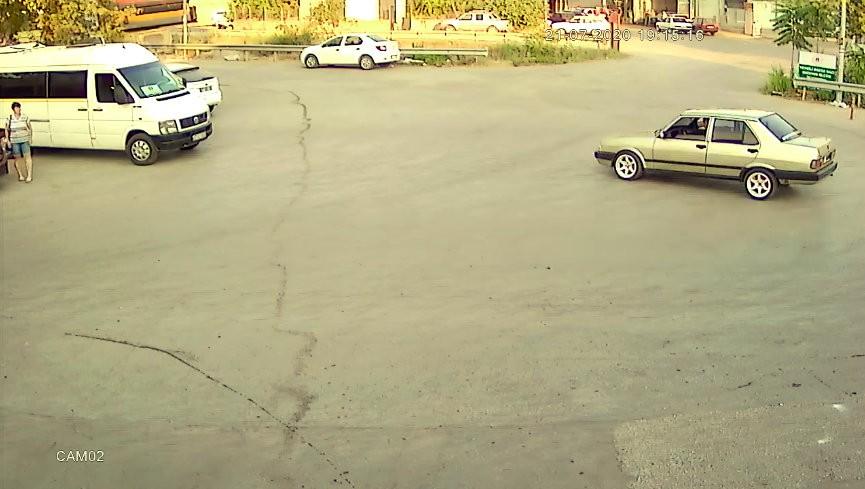 Antalya'da trafiğe açık alanda drift yapan araç kamerada