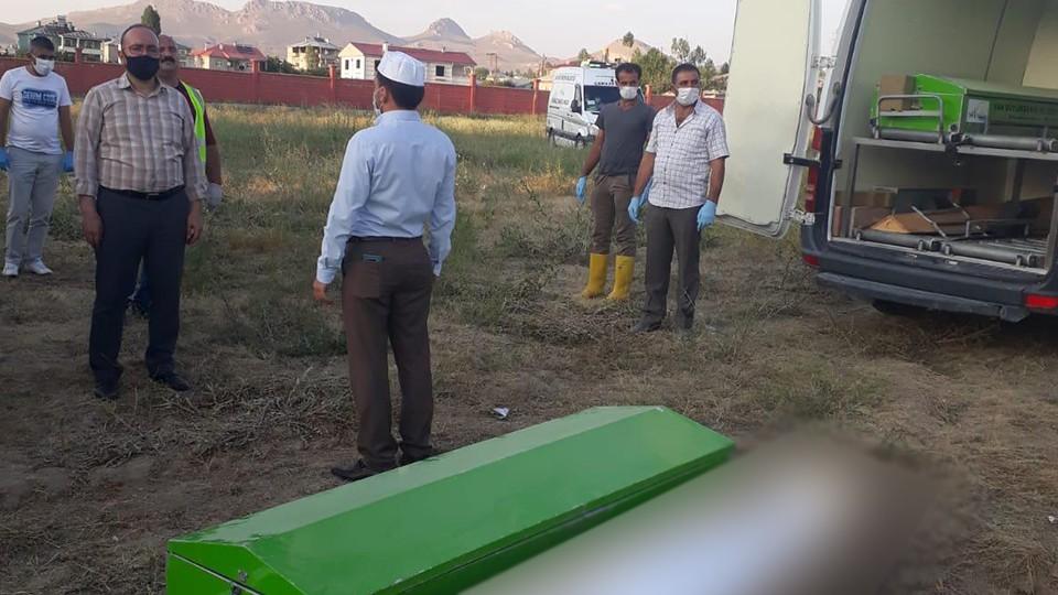 Van'da ölen 21 göçmen kimsesizler mezarlığına defnedildi