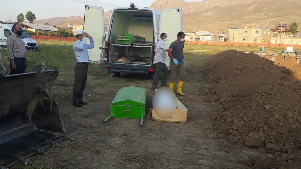 Van'da ölen 21 göçmen kimsesizler mezarlığına defnedildi