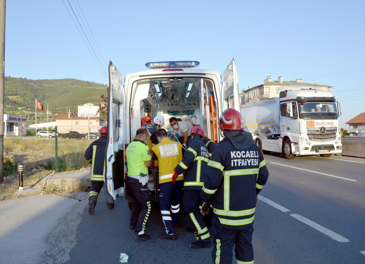 Kocaeli'de cip bariyerlere çarptı: 4 yaralı