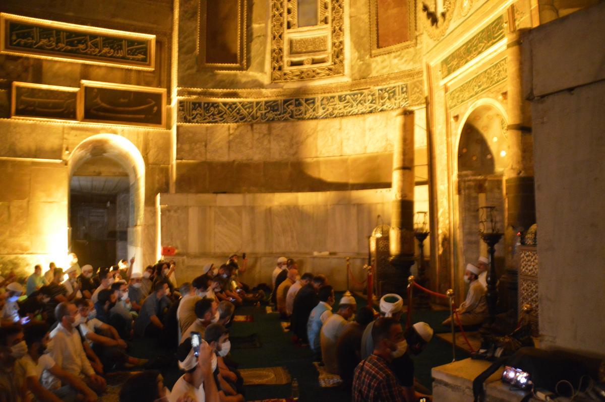 Ayasofya'da ilk sabah namazı eda edildi