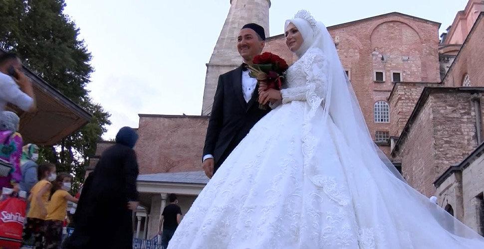 Ayasofya Camii'ni gelinlik ve damatlıkla ziyaret ettiler