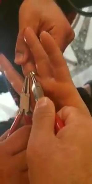 Denizli'de sıkışan yüzüğü itfaiye ekipleri çıkardı